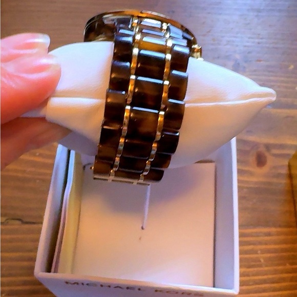 Michael Kors Tortoise & Gold Chronograph Watch 43mm NIB - Picture 5 of 9